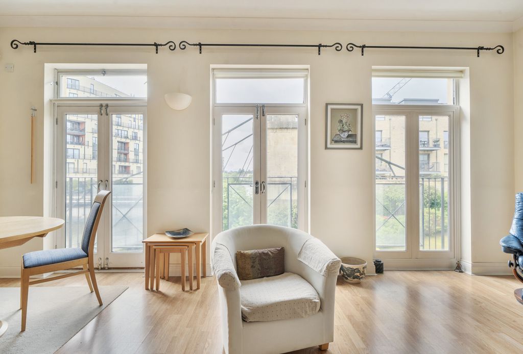 Property photo 1 of 18 Sitting/Dining
