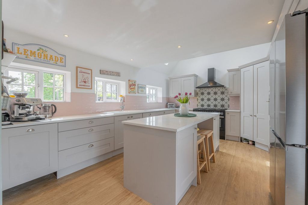 Property photo 3 of 40