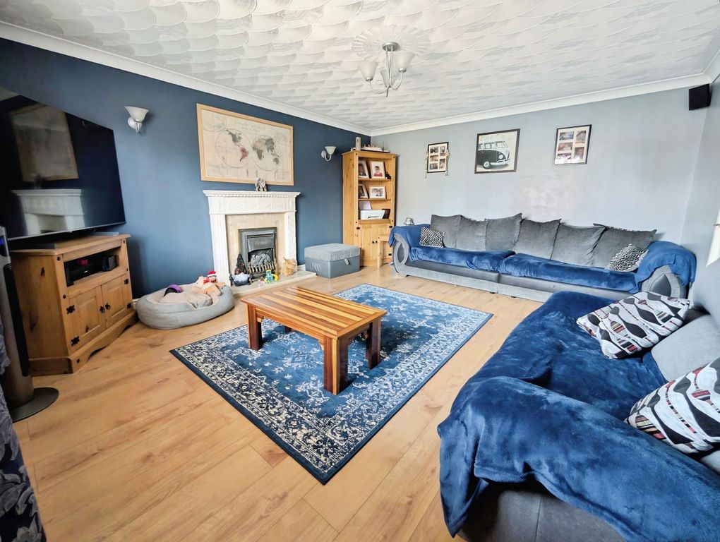 Property photo 3 of 19 7Fb3021A-5Ddbb848-5Abb-4A45-92E0-dc8d1Bdbec85