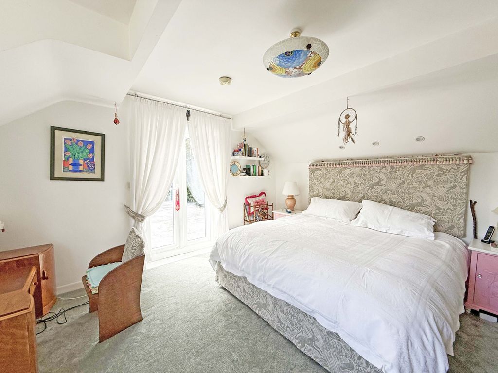 Property photo 1 of 16 Photo 9