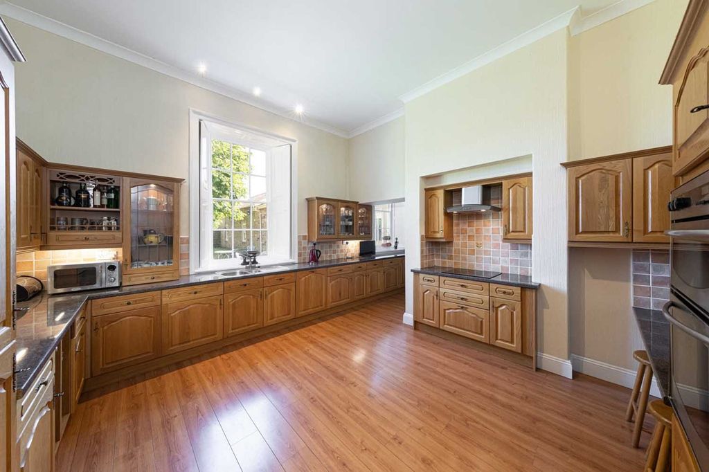 Property photo 3 of 23