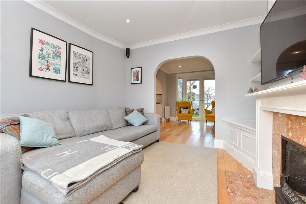 Property photo 3 of 19 Lounge