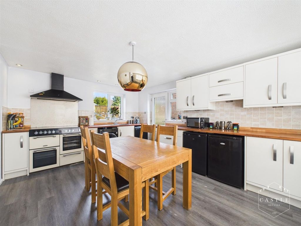 Property photo 3 of 16 Kitchen