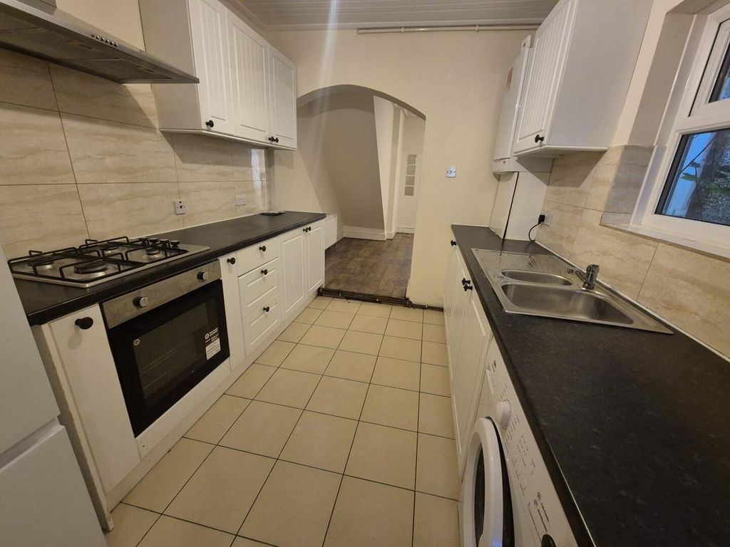 Property photo 2 of 9 Kitchen