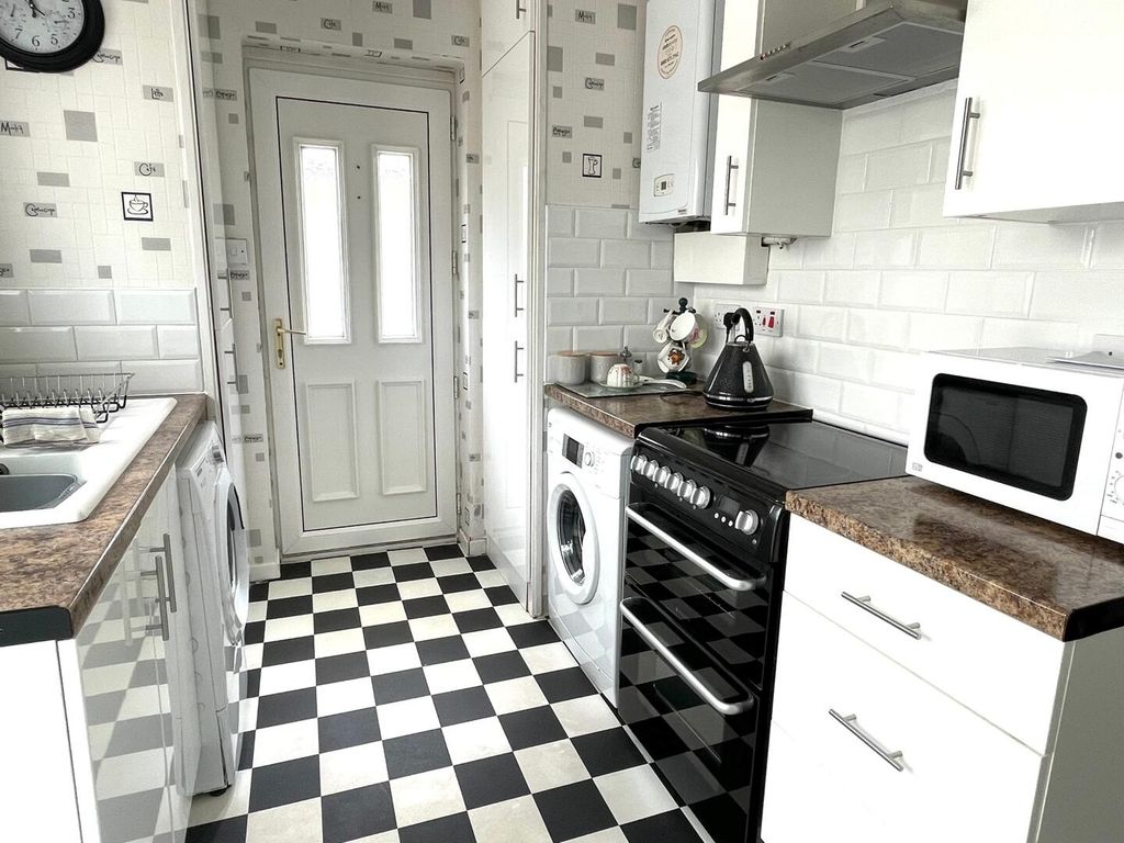 Property photo 3 of 17 Kitchen