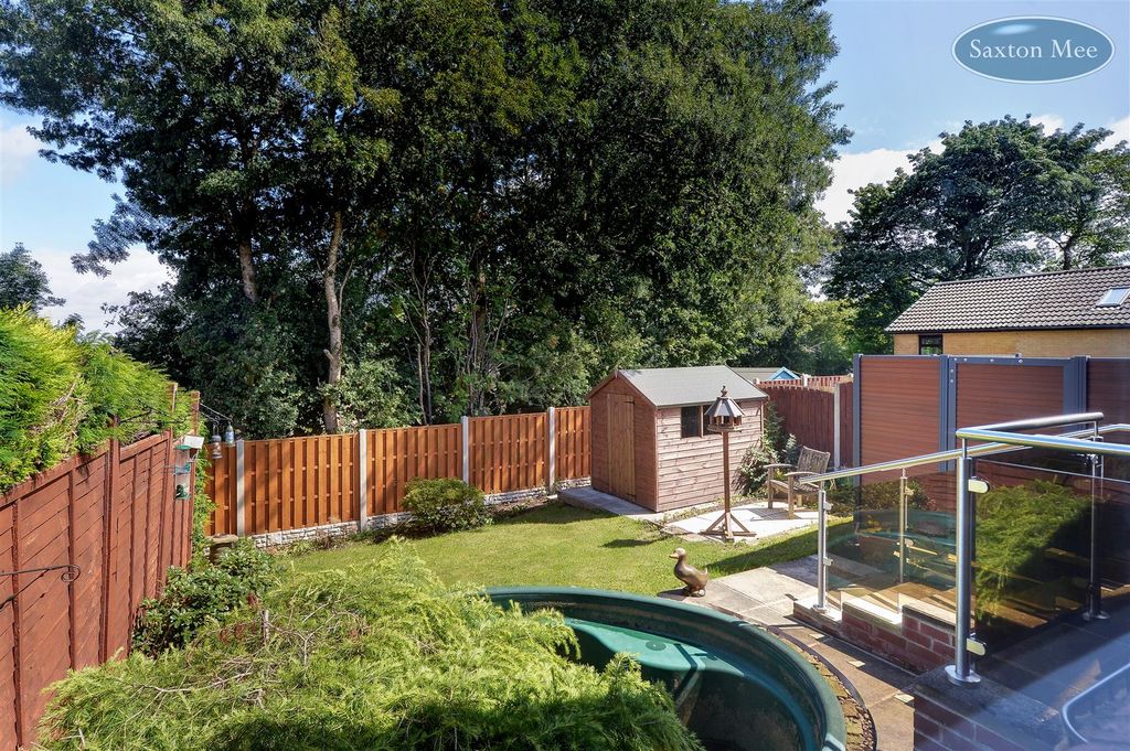 Property photo 3 of 24 18 Pen Nook Garden 7946.Jpg