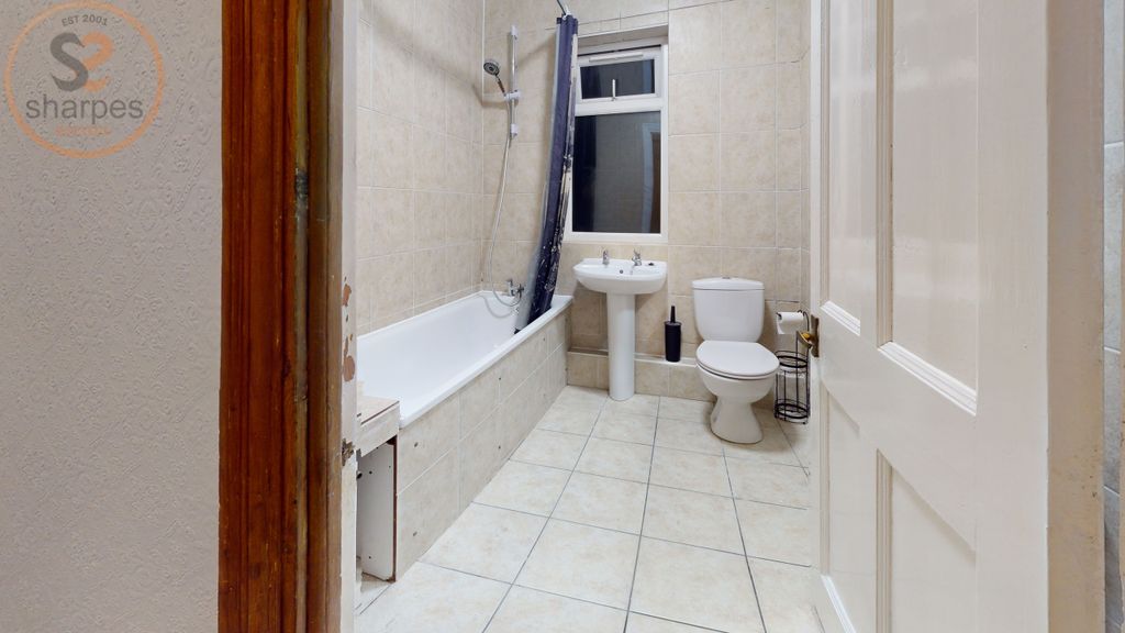 Property photo 3 of 17 Bathroom (5)