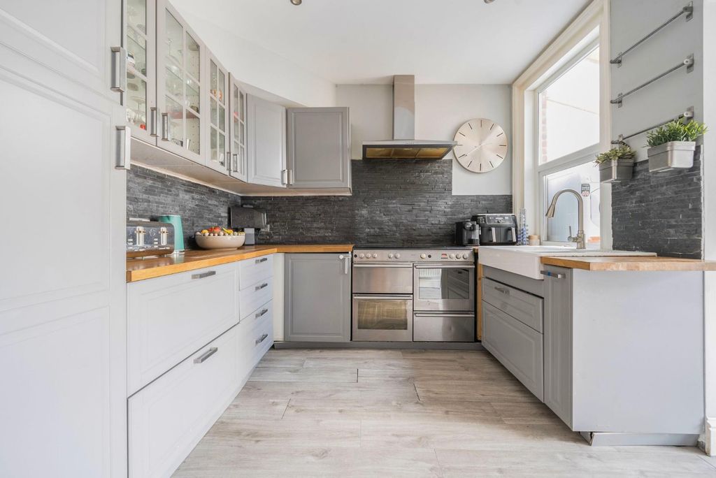 Property photo 2 of 15 19-1293783-40-682cd158A5B49-Arw-19.Jpg