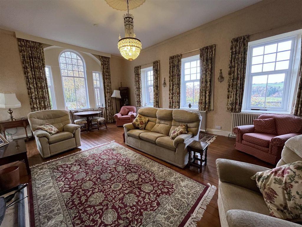 Property photo 3 of 44 Lounge
