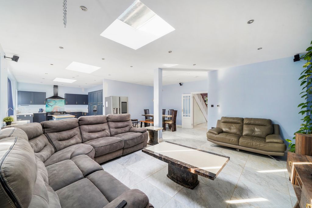 Property photo 3 of 37