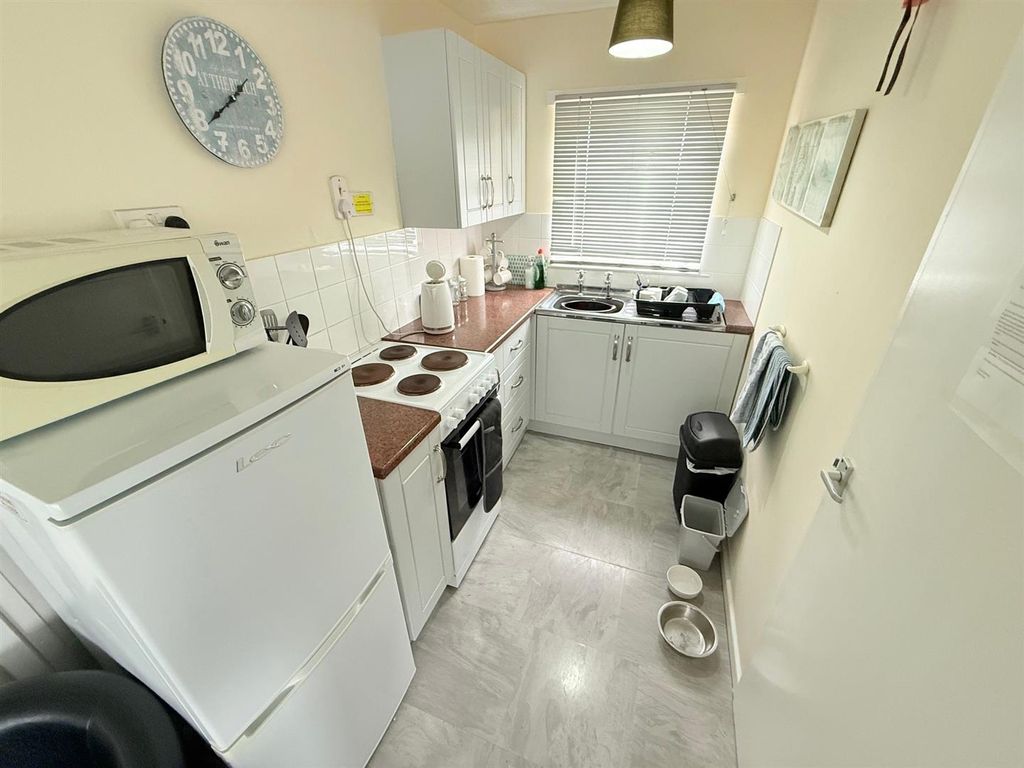 Property photo 3 of 8 Kitchenette