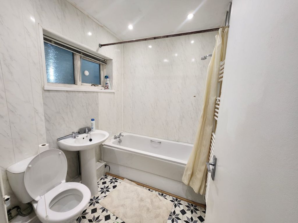 Property photo 3 of 4