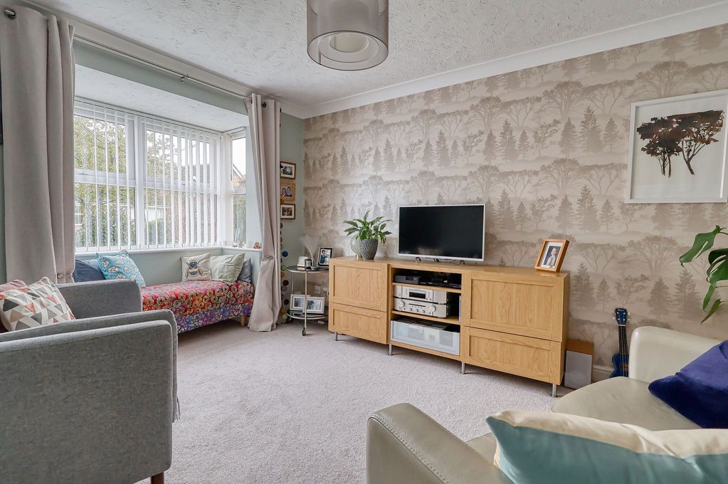 Property photo 3 of 20 Lounge