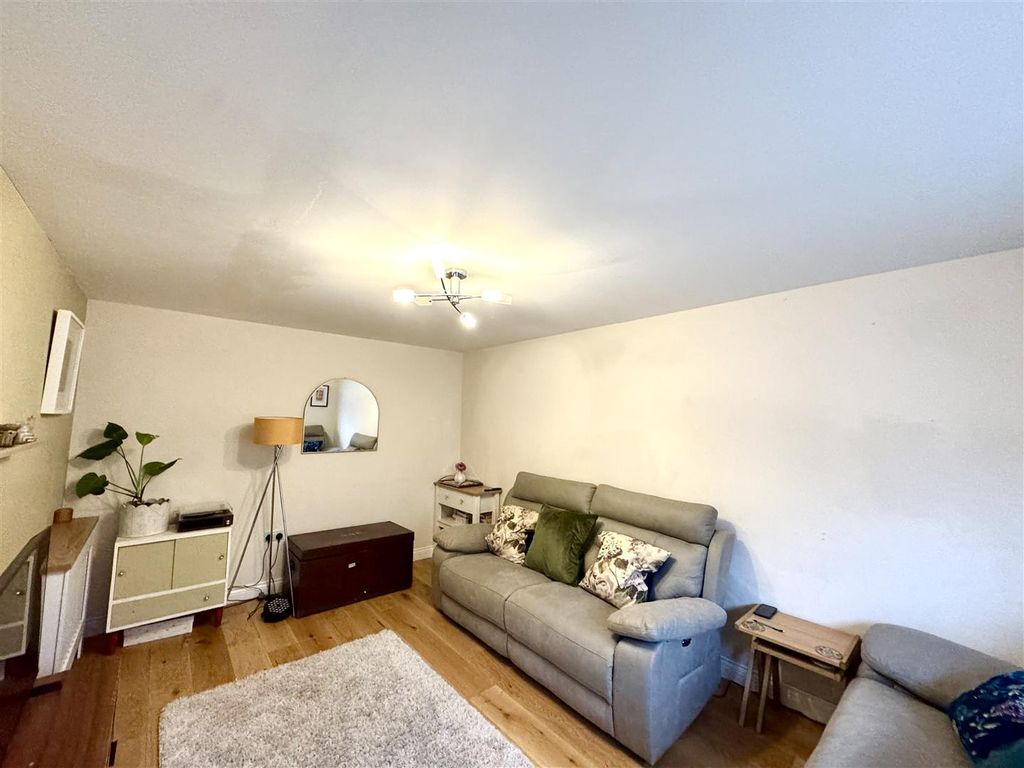 Property photo 3 of 20 Lounge