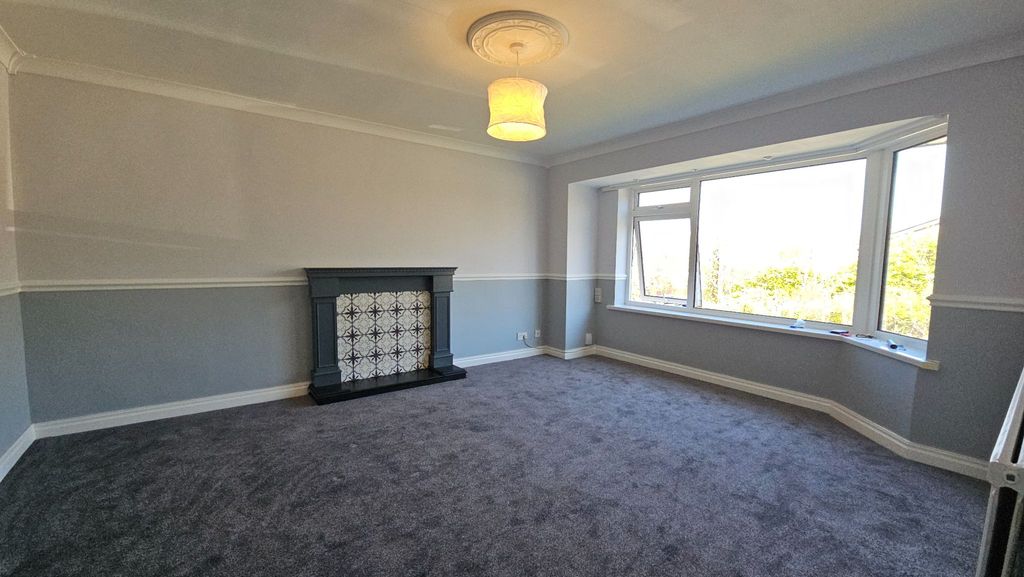 Property photo 3 of 15 Lounge