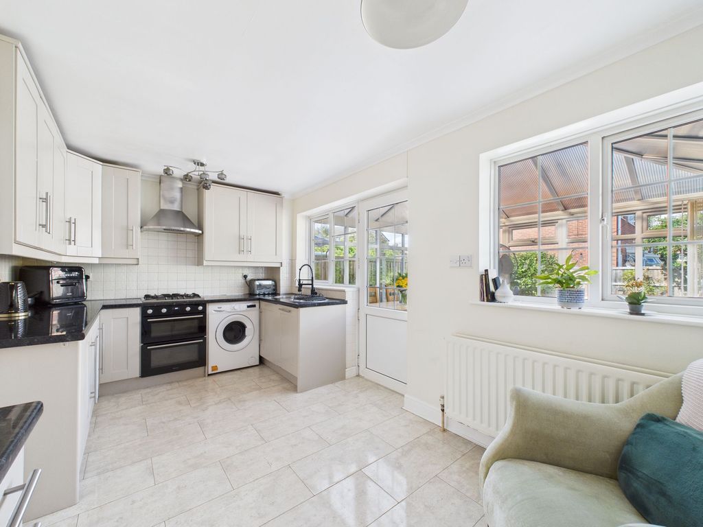 Property photo 3 of 19 Kitchen