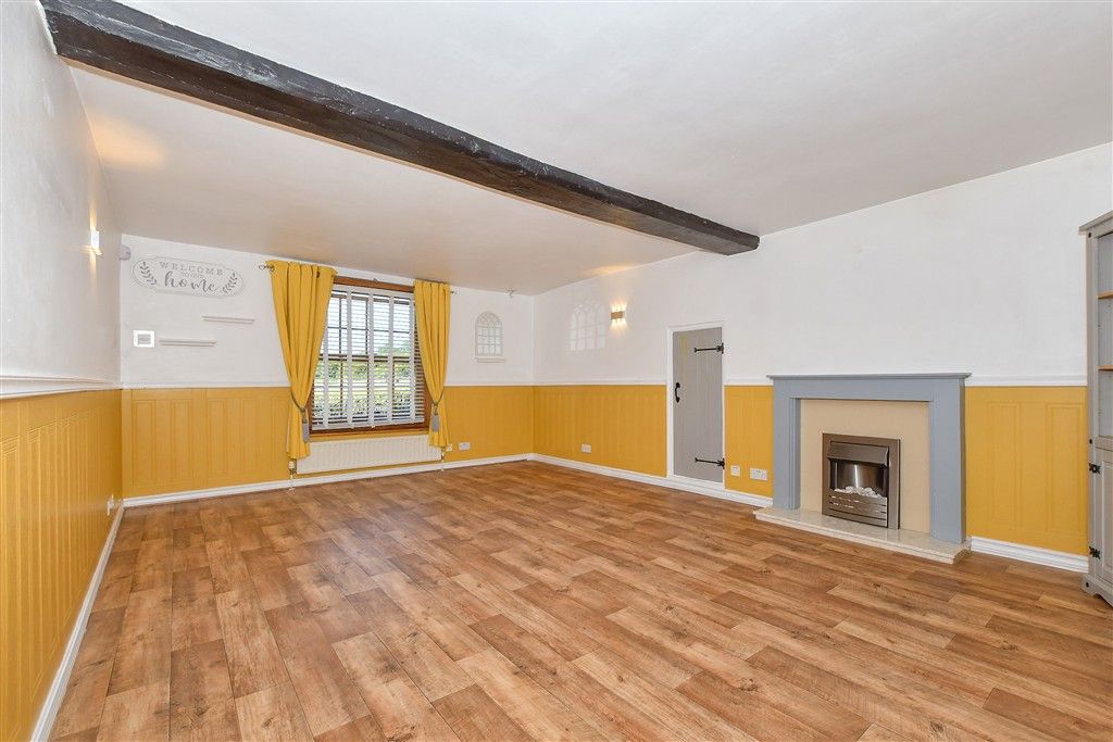 Property photo 3 of 18 Lounge