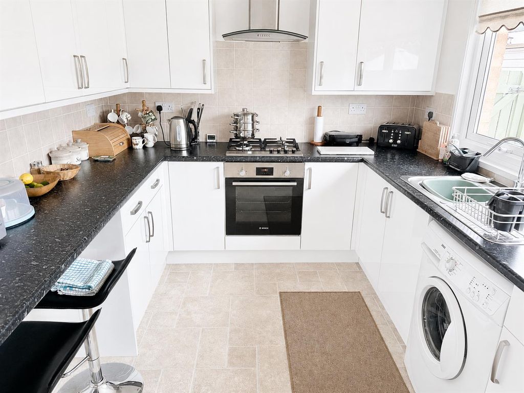 Property photo 3 of 17 For Sale By Aspire Residential | Rockingham Close