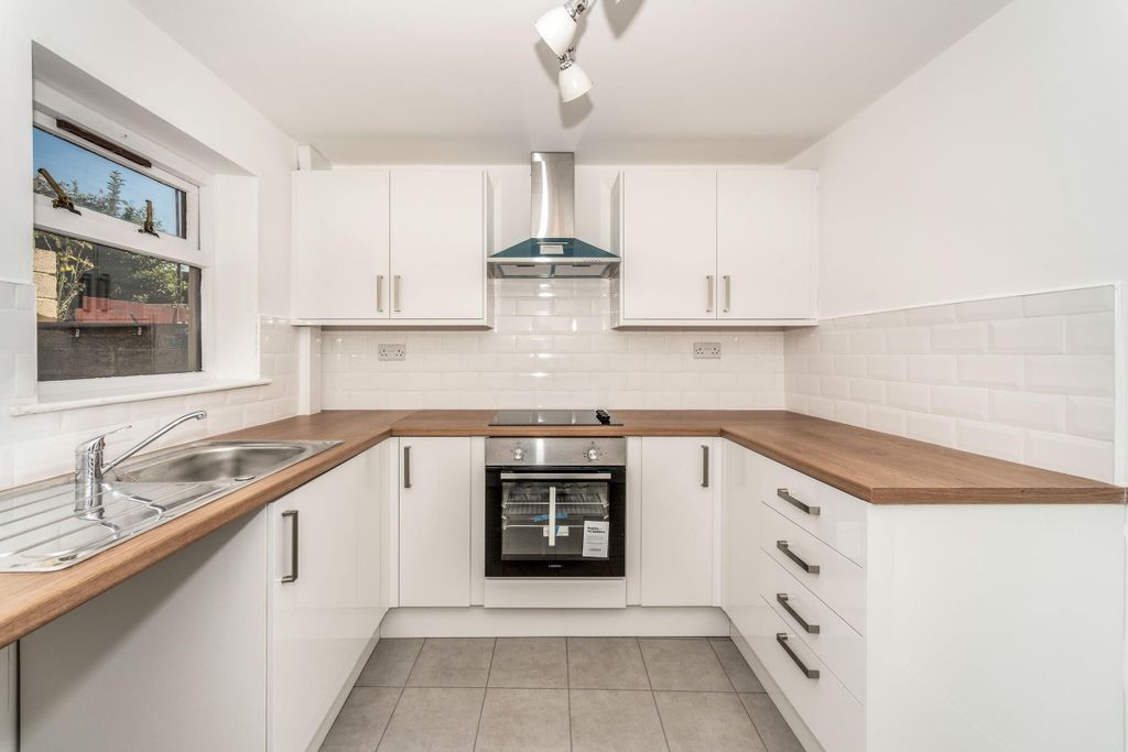 Property photo 2 of 8 Kitchen