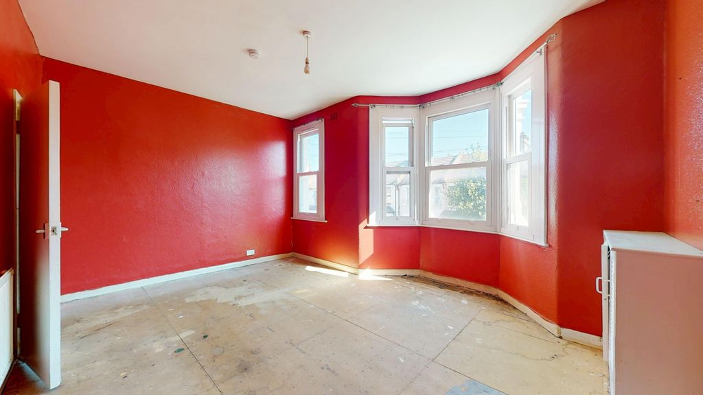 Property photo 3 of 11 9B East Avenue, Manor Park, London, E12 6Sg