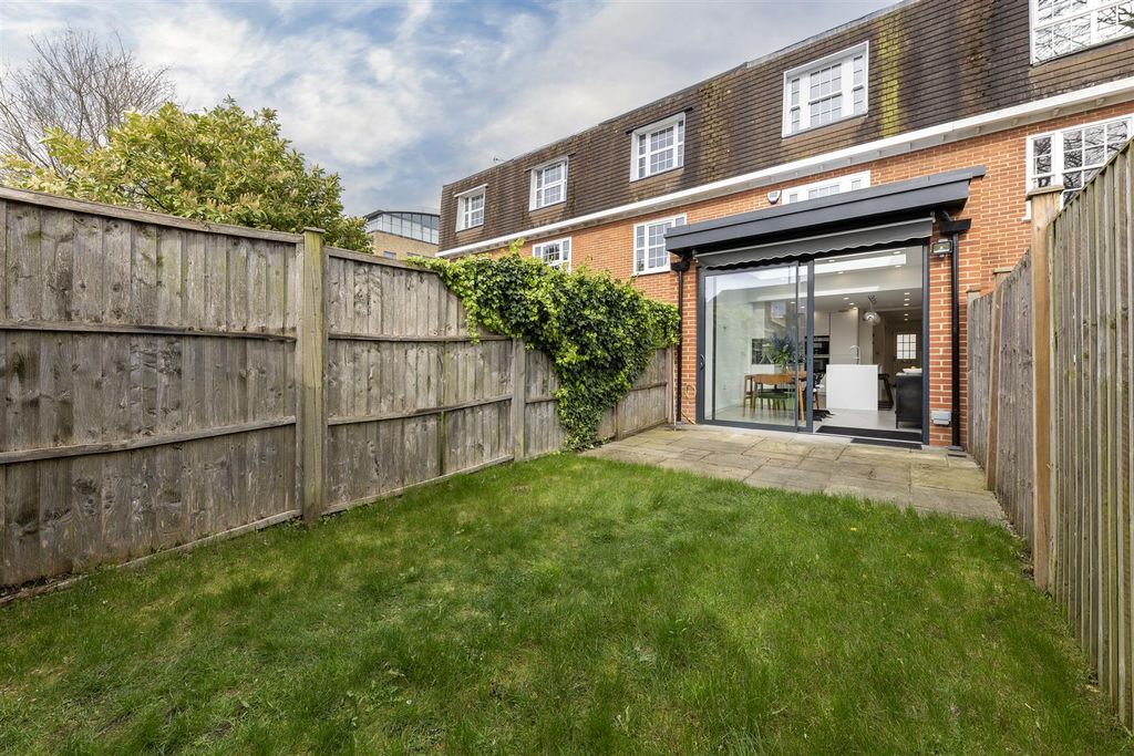 Property photo 3 of 22 Thaxted Place 8- Gar (2).Jpg