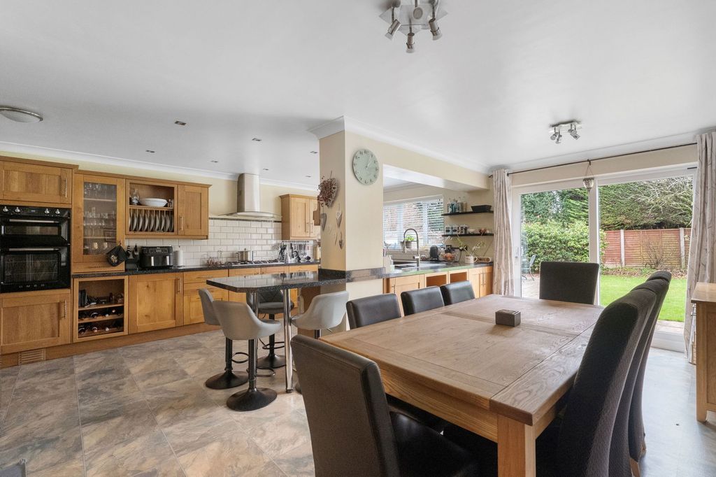 Property photo 2 of 28