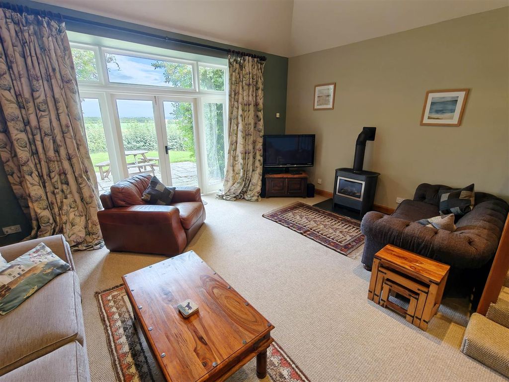 Property photo 3 of 15 02_Lounge.Jpg