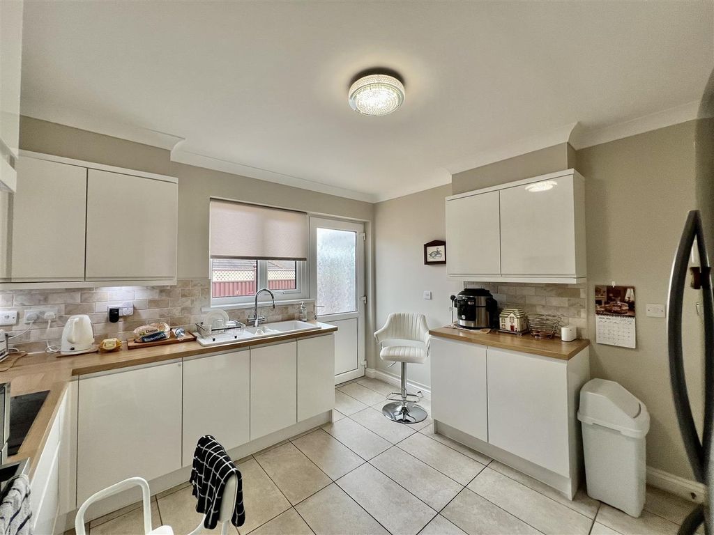 Property photo 3 of 23 Kitchen