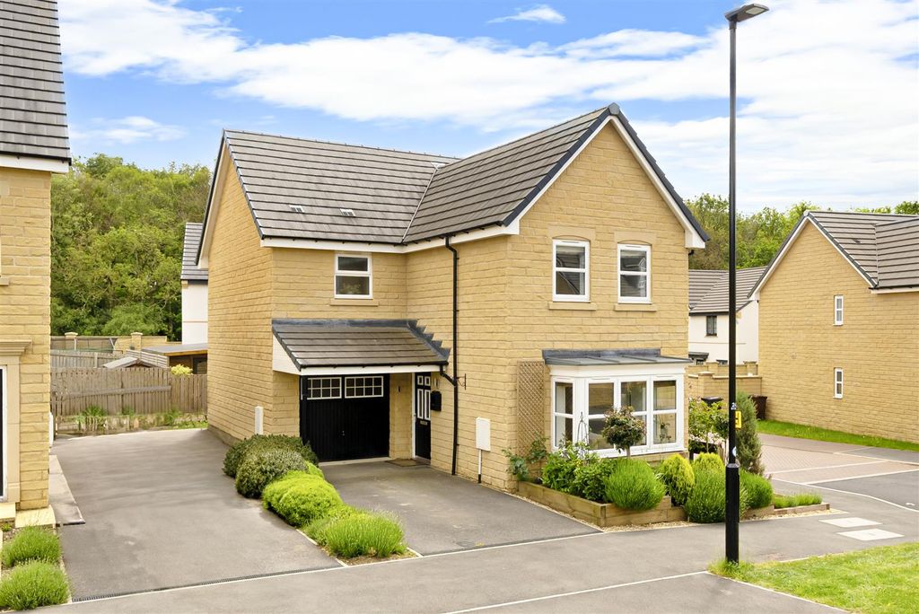 Property photo 1 of 26 Spring Wood Crescent