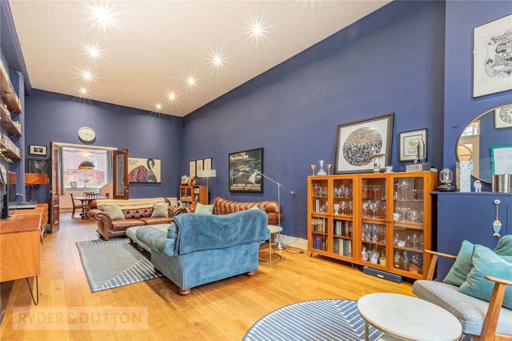 Property photo 3 of 28 Lounge