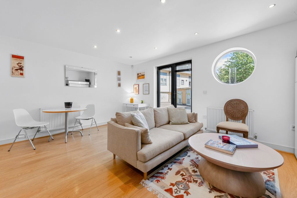 Property photo 3 of 8 Pbox-Img.Jpg