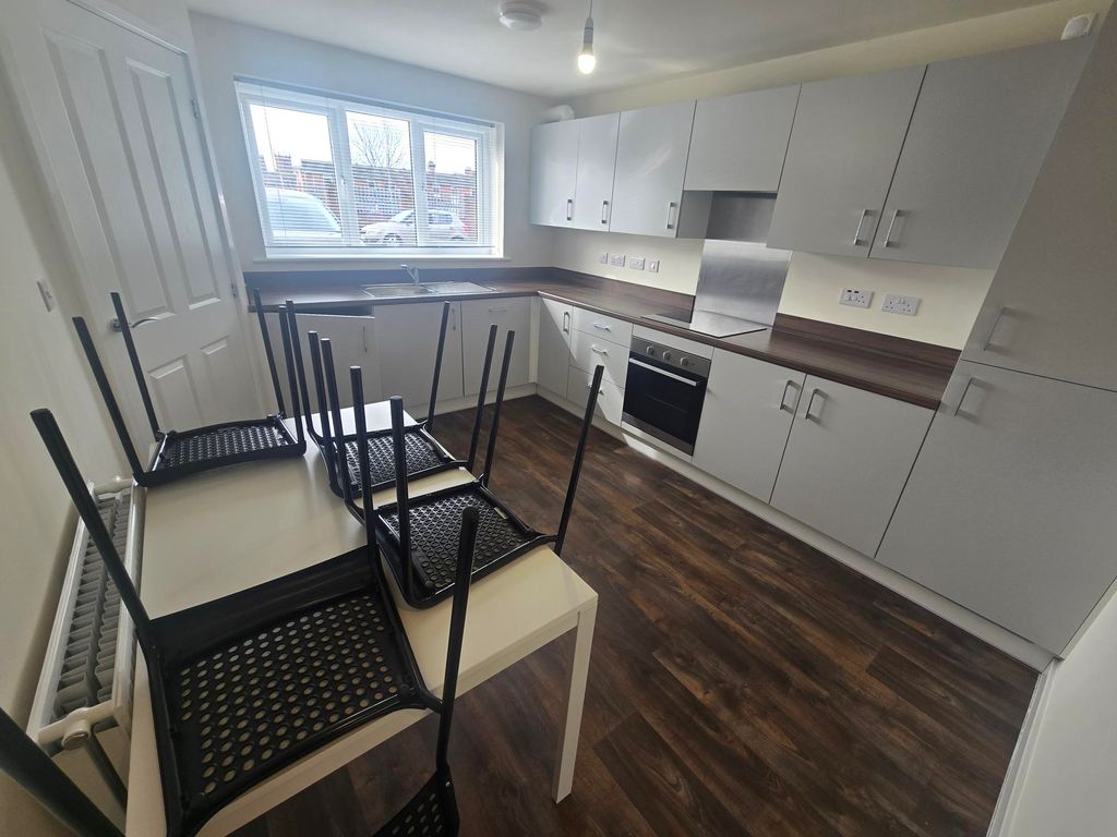 Property photo 3 of 7 Kitchen