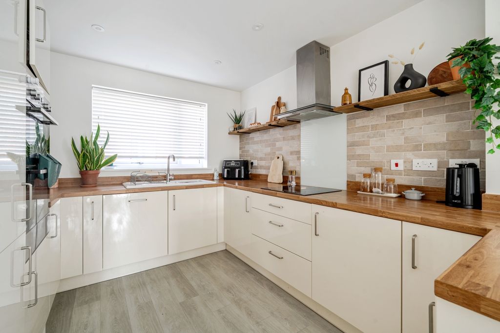 Property photo 2 of 17 1361370-16-68Dd21711d236