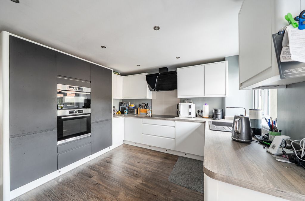 Property photo 2 of 16 Refitted Kitchen