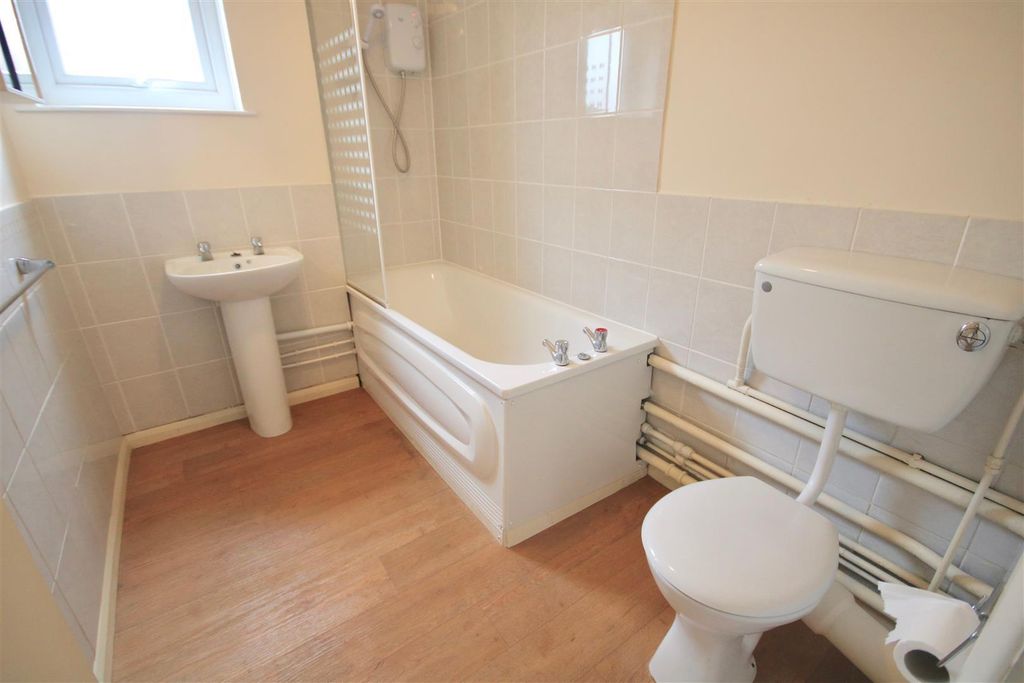 Property photo 3 of 8 Batrhoom Hayes.Jpg