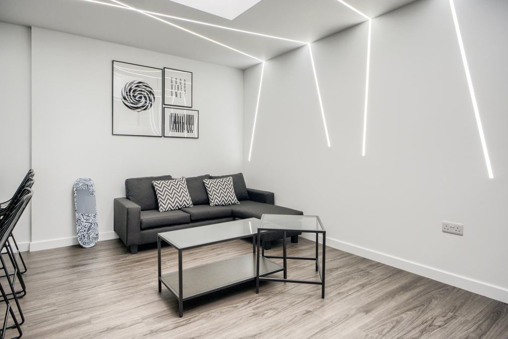 Property photo 3 of 19 Photo 2