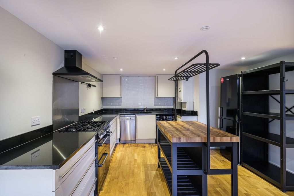 Property photo 3 of 16 Theydon Road