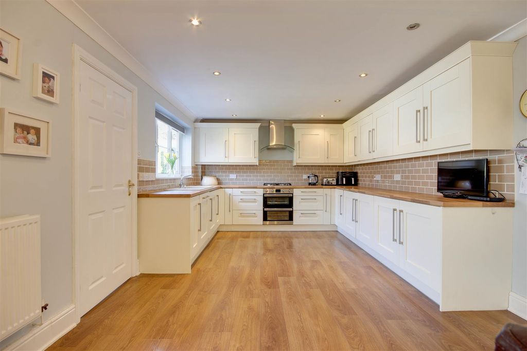 Property photo 2 of 20 Dining Kitchen