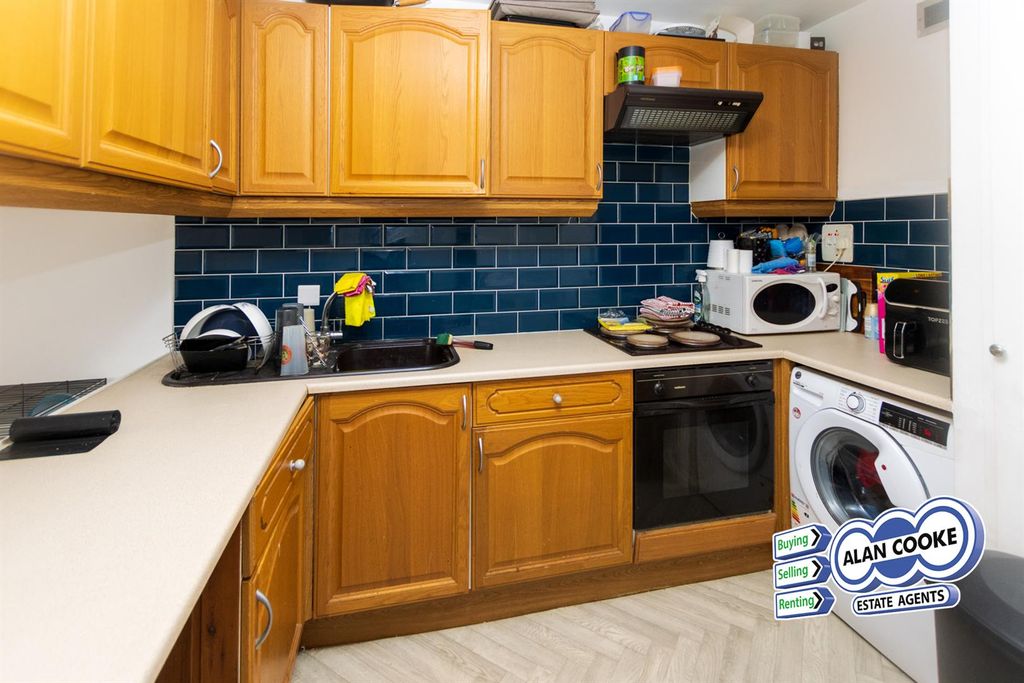 Property photo 3 of 9 Kitchen