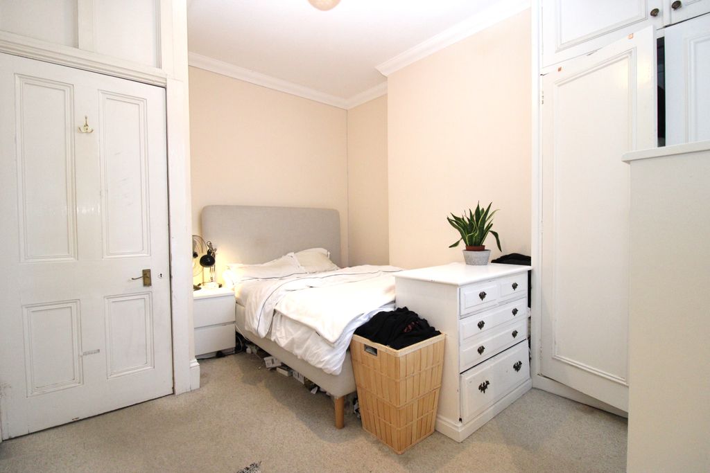 Property photo 2 of 5 Bedroom