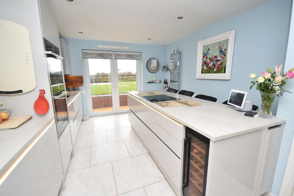 Property photo 3 of 23 Kitchen/Breakfast Room