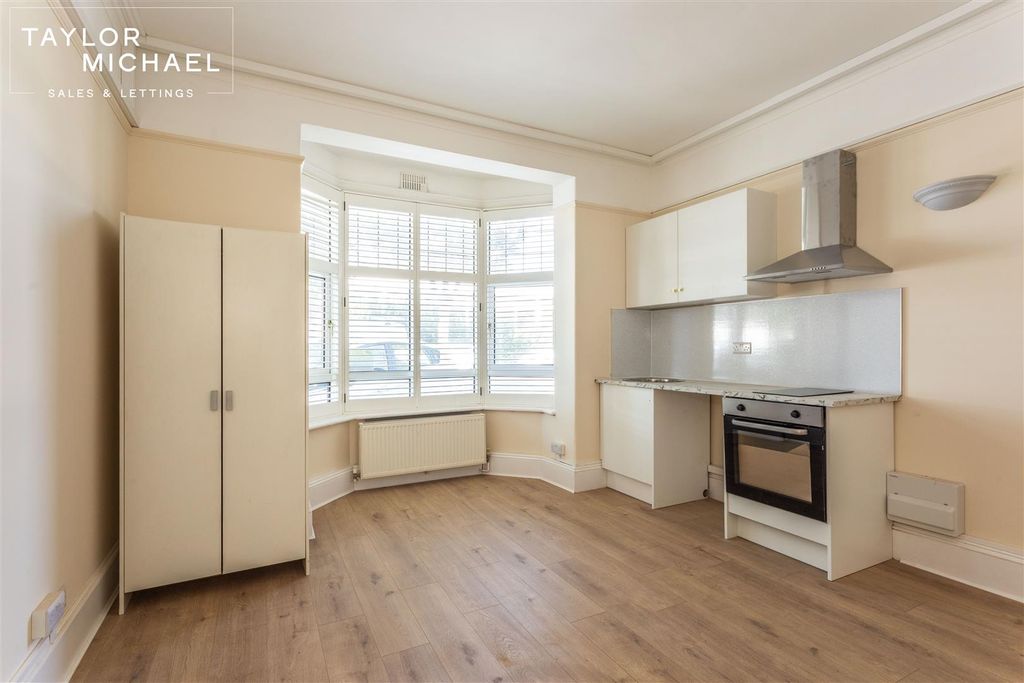 Property photo 2 of 10 Bedsit