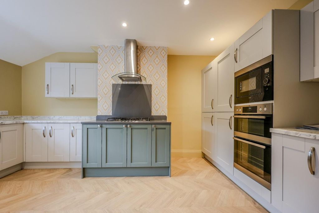 Property photo 2 of 25