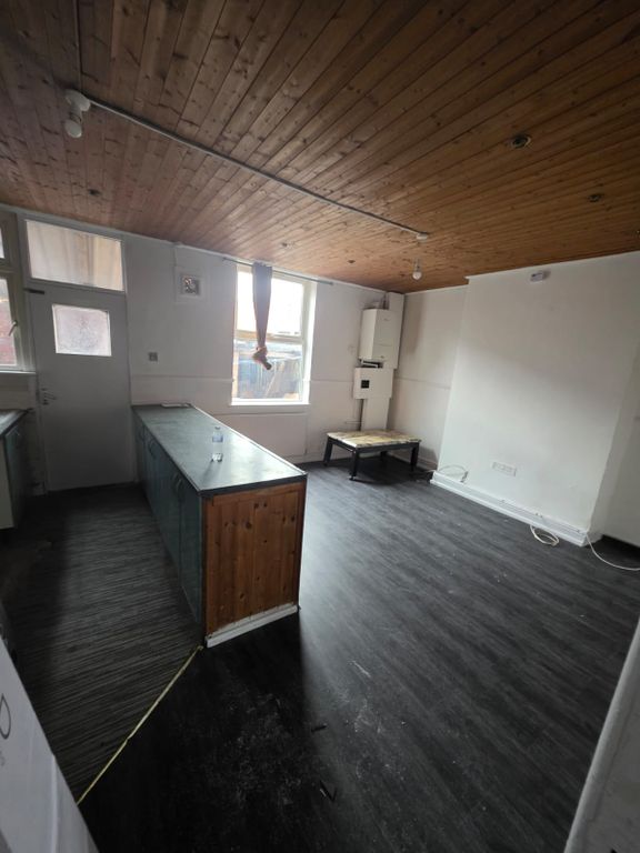 Property photo 3 of 11 Kitchen