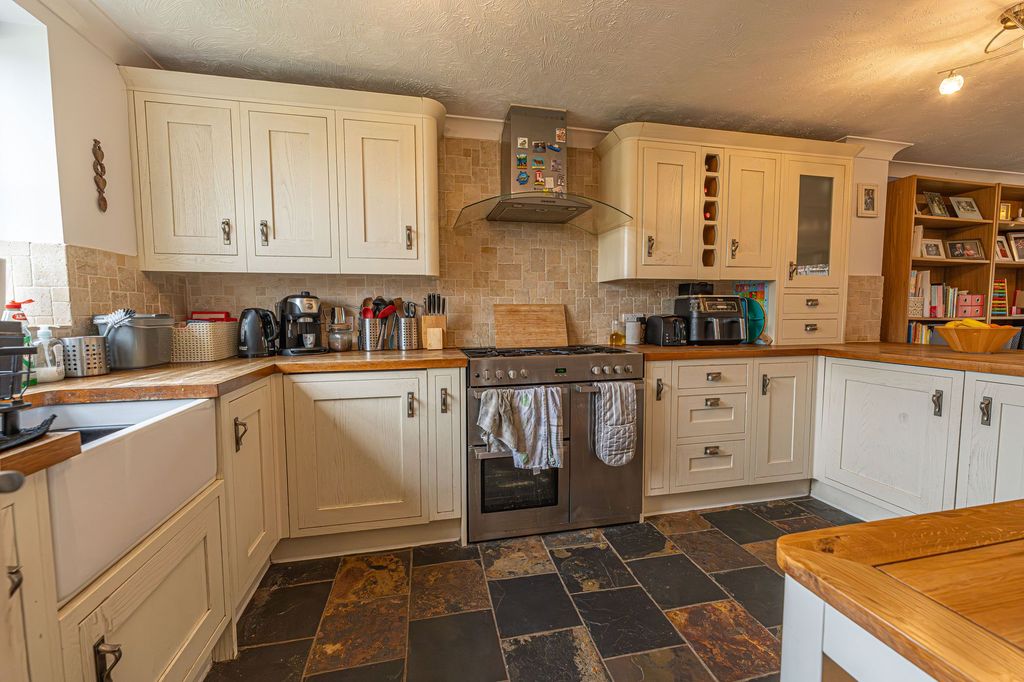 Property photo 2 of 35