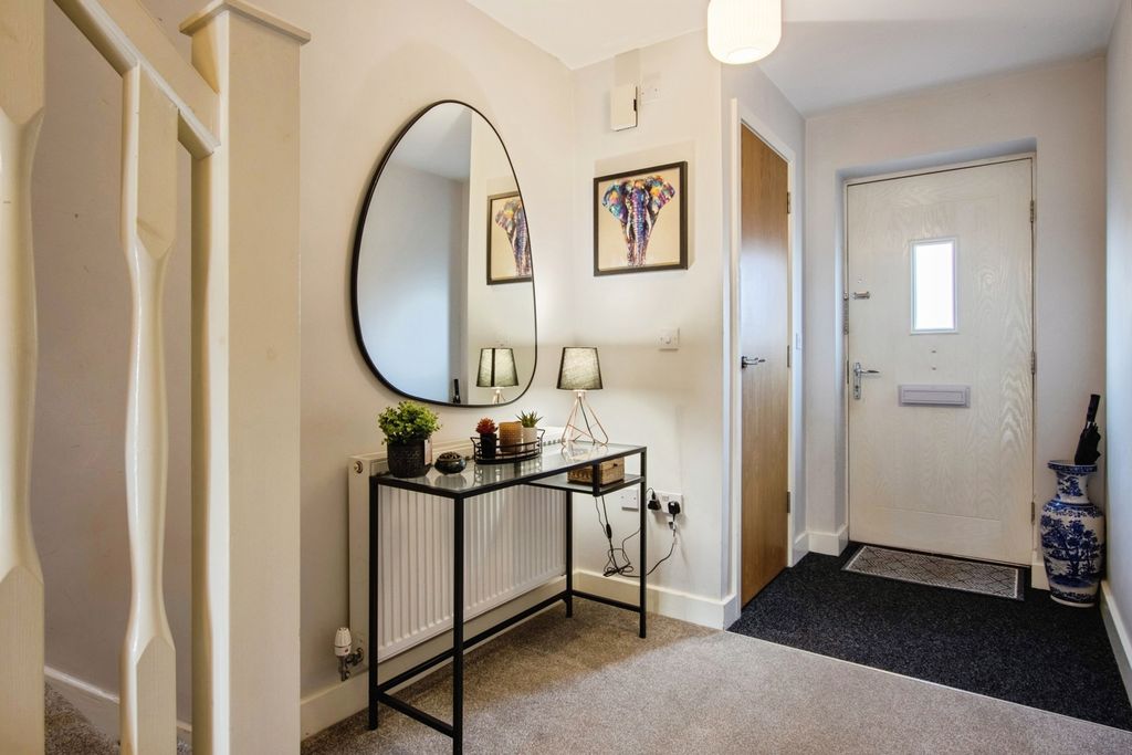 Property photo 2 of 24 Entrance Hall