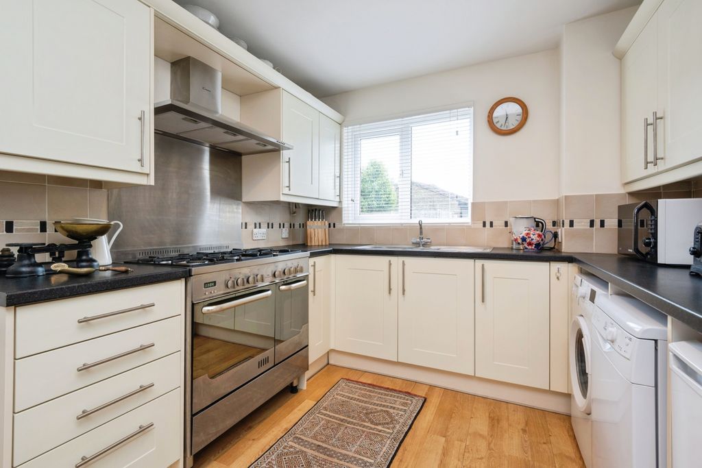 Property photo 3 of 18 Kitchen