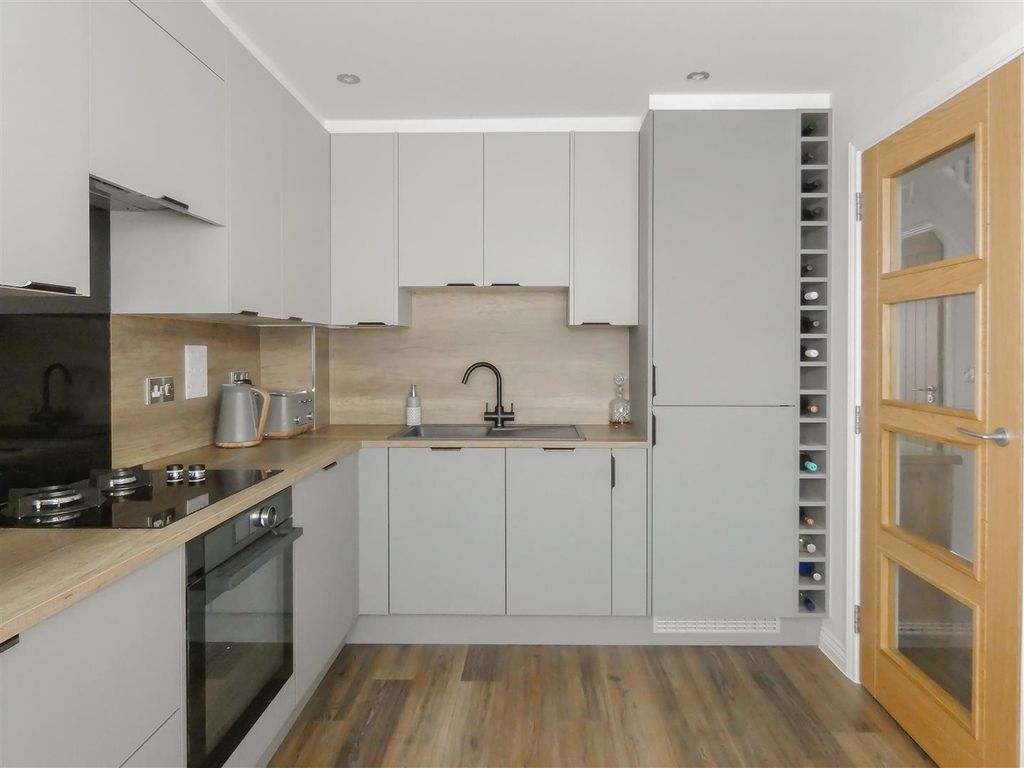 Property photo 3 of 17 Kitchen