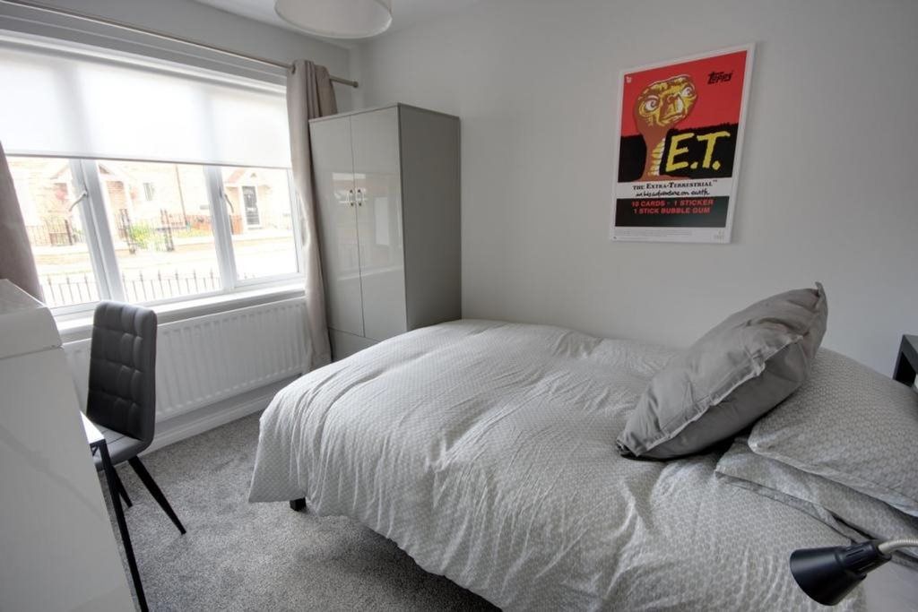 Property photo 3 of 12 A Bright And Inviting Double Bedroom Featuring A c...