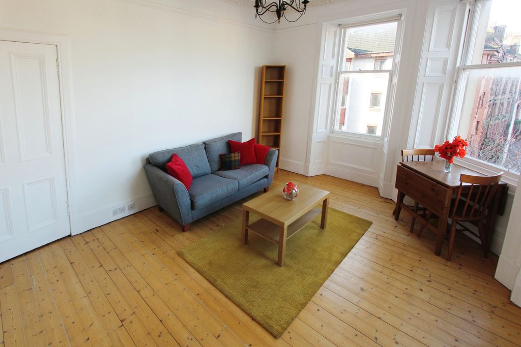 Property photo 3 of 8 Lounge